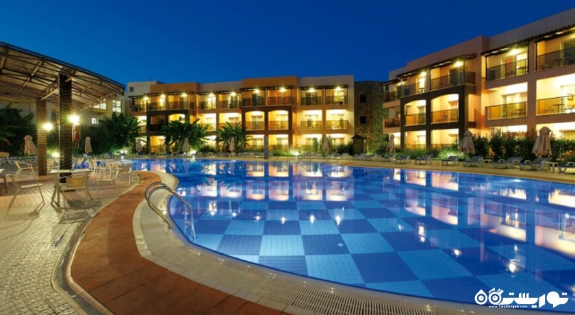 نمای استخر  روباز و ساختمان هتل